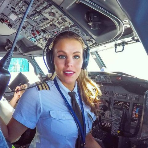 swedish_pilot_is_winning_over_the_internet_with_her_hot_yoga_snaps_640_01