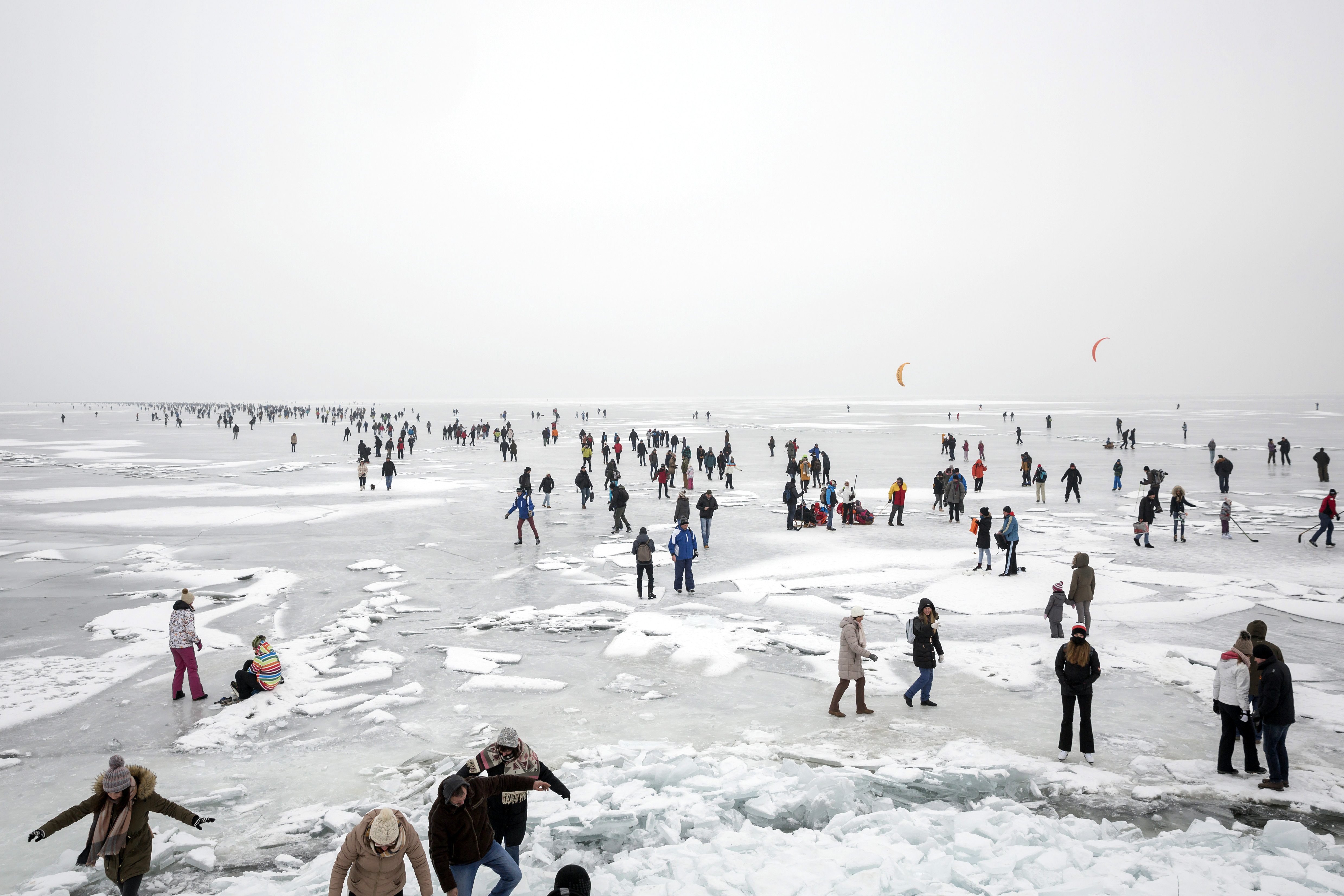 Badacsonytomaj, 2017. január 28. A Badacsonytól indult részvevõk megérkeznek a jégen a fonyódi fõstrandhoz a Balaton-átcsúszáson 2017. január 28-án. MTI Fotó: Mohai Balázs
