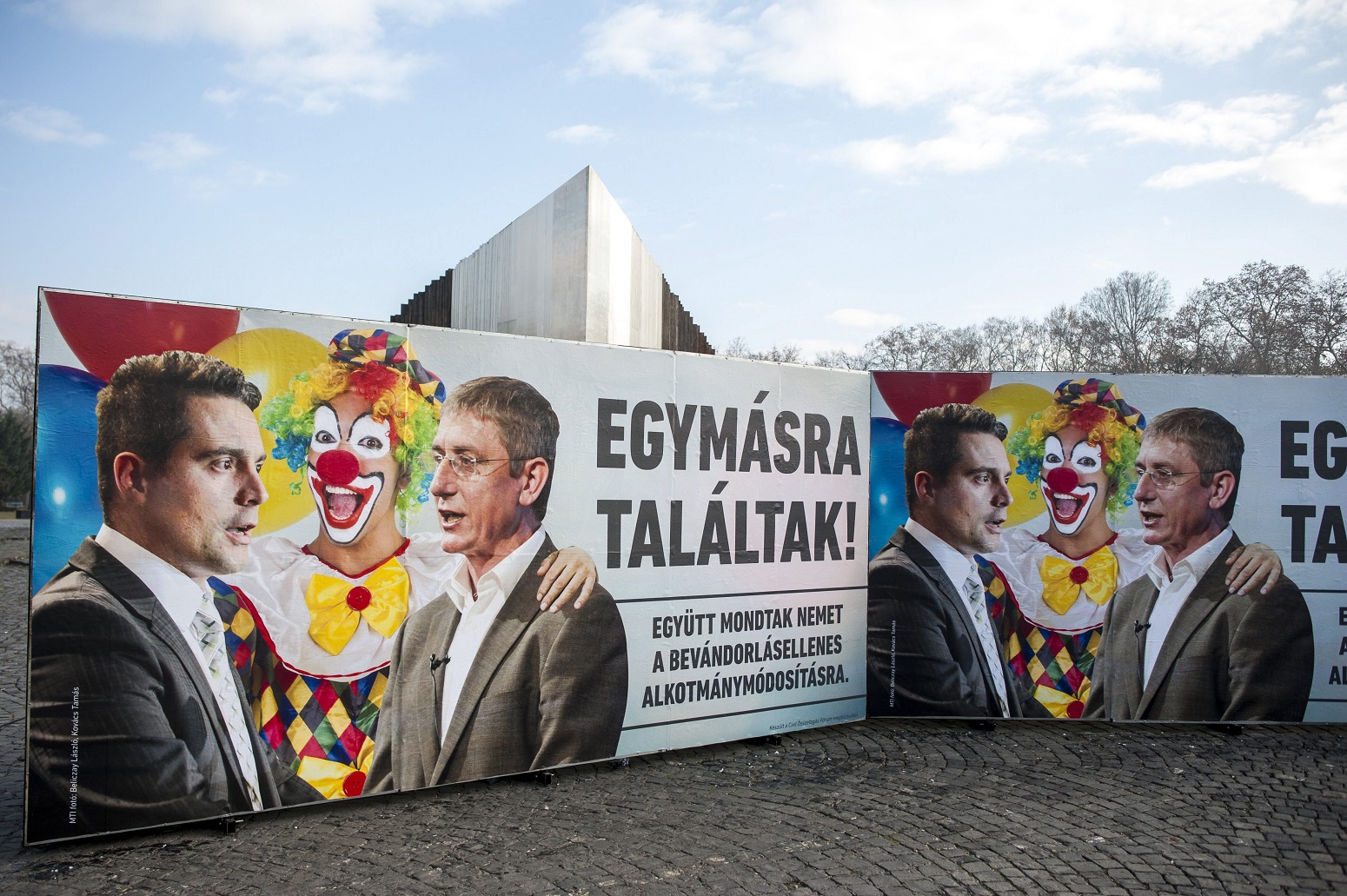 Budapest, 2016. december 7. A Civil Összefogás Fórum (CÖF) újabb plakátja a budapesti Ötvenhatosok terén 2016. december 7-én. A kép Vona Gábor Jobbik-elnököt és Gyurcsány Ferenc DK-elnököt öleli át a korábbi plakátkampányból ismert bohóc, a felirat pedig azt hirdeti: Egymásra találtak! Együtt mondtak nemet a bevándorlásellenes alkotmánymódosításra. MTI Fotó: Marjai János
