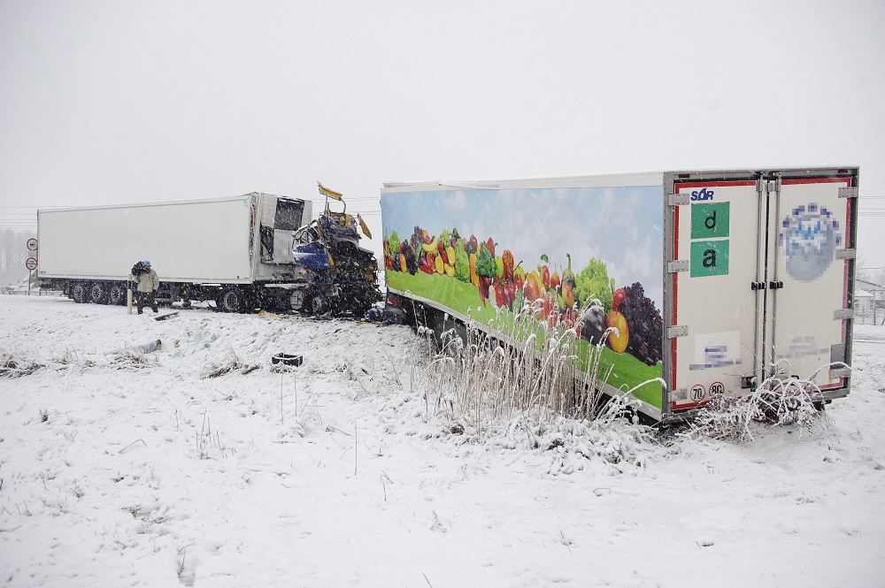 Hajdúszoboszló, 2017. január 14. Baleset helyszíne a 4-es fõút Hajdúszoboszló és Kaba közötti szakaszán 2017. január 14-én, ahol két kamion ütközött össze frontálisan. A balesetben az egyik jármû vezetõje a helyszínen életét vesztette. MTI Fotó: Czeglédi Zsolt