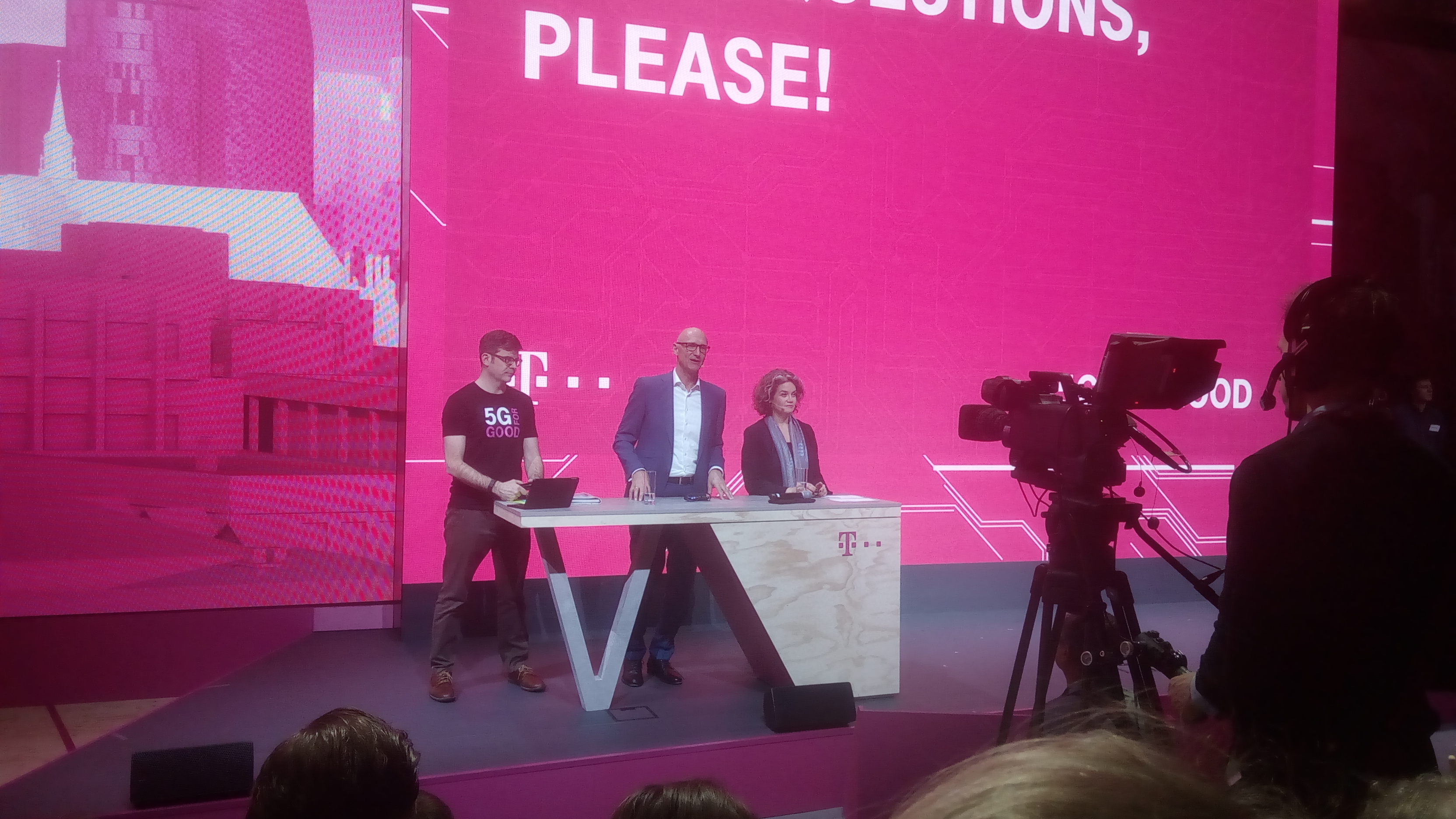 Tim Höttges, a Deutsche Telekom vezérigazgatója (középen) és Claudia Nemat (jobbra)Tim Höttges, a Deutsche Telekom vezérigazgatója (középen) és Claudia Nemat (jobbra). Fotó: Szalay Dániel 
