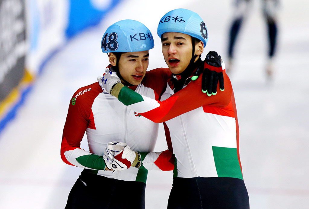 Liu Shaolin Sándor (j) és testvére, Liu Shaoang, miután Sándor arany-, a fivére bronzérmet nyert a szöuli rövidpályás gyorskorcsolya-világbajnokság férfi 500 méteres döntőjében 2016. március 12-én. (Fotó: MTI / EPA / Kim Szu Han)
