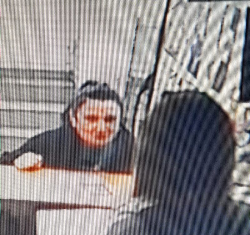 Ez a hölgy több százezer forintot csalt ki egy lottózóban és még egy telefont is ellopott 1