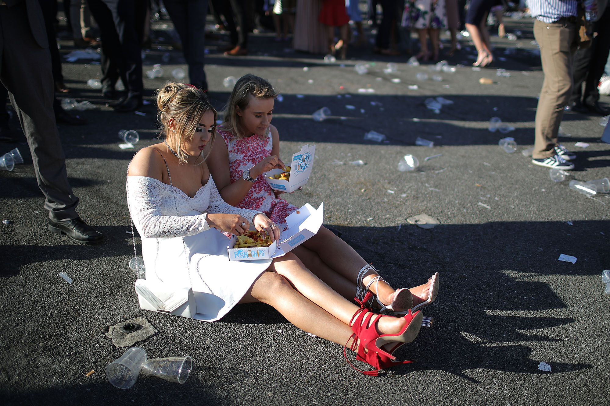Nézegessen részeg angol nőket a Grand National fesztiválról 10
