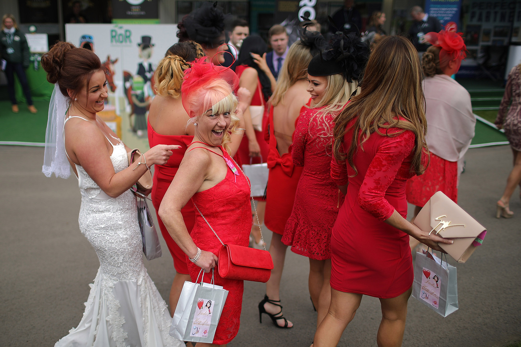 Nézegessen részeg angol nőket a Grand National fesztiválról 1