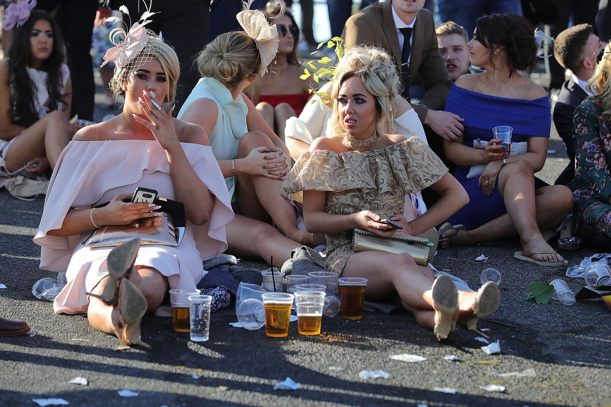 Nézegessen részeg angol nőket a Grand National fesztiválról 7