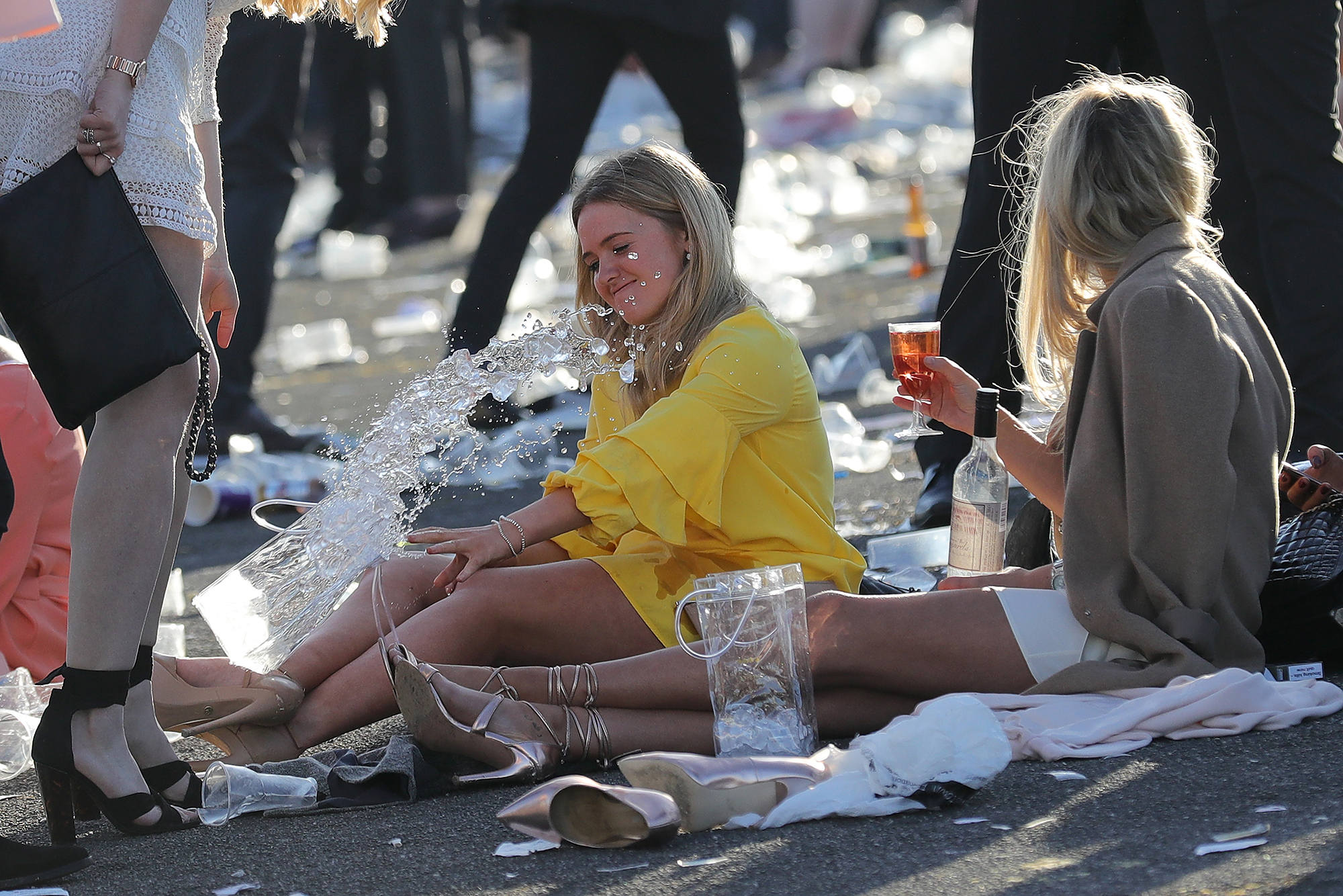 Nézegessen részeg angol nőket a Grand National fesztiválról 8