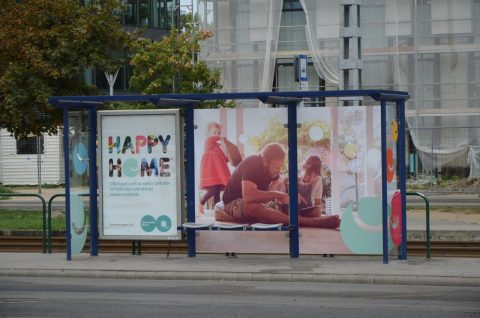 Buszvárókban is hirdetik a Happy Home nevű új márkájukat