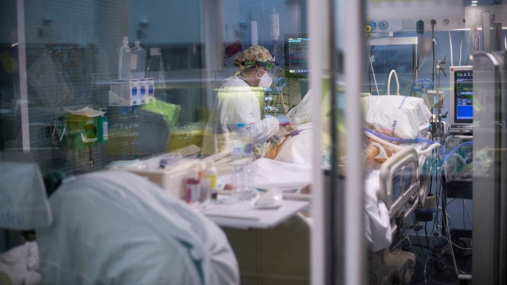 A kórházakban ápolt covidosok többsége nincs beoltva Spanyolországban