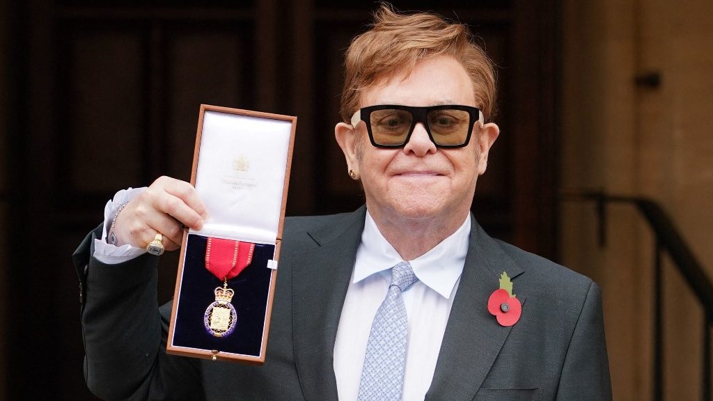 Elton Johnt a brit becsületrend tagjává avatták