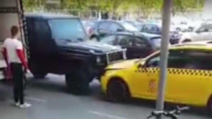 Videón, ahogy eltolja az egyirányú utcába behajtó terepjárós az útjában lévő taxist