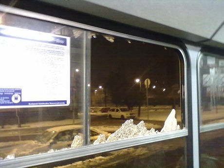 Betört ablakkal közlekedett a 7-es busz 1