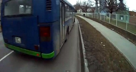 Épp hogy kikerülte a biciklist a busz – videó 1