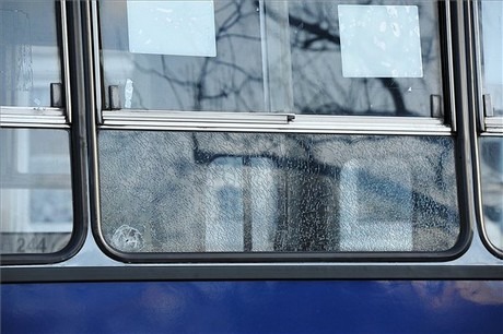 Az utasok közt landolt a busz ablaka 1