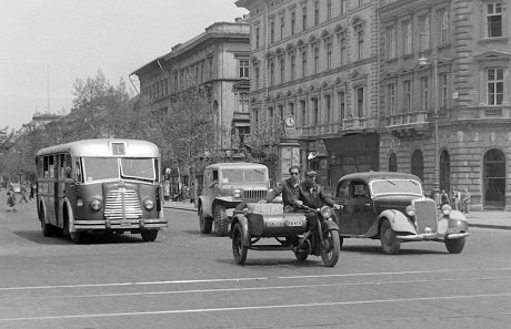 Az 1951-es fénykép idején az Andrássy úton közlekedő 1-es busznak még 44 éve volt hátra; a járat 1995-ben szűnt meg