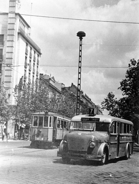 7-es busz az Astoriánál 1941-ben. Akkoriban még villamosok is közlekedtek a Rákóczi úton. A kép még a jobboldali közlekedés bevezetése előtt készült