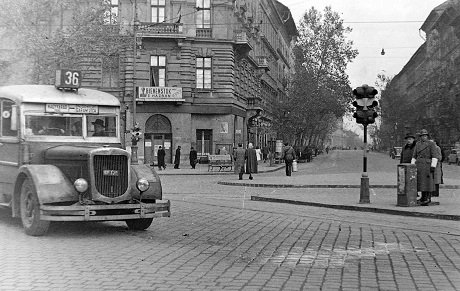A Bajcsy-Zsilinszky út és a Podmaniczky utca kereszteződésében 1948-ban készült fotón jól látható, hogy a háború után milyen roncsokon kellett utazniuk a budapestieknek. 1947-re mindössze 112 darab autóbuszt sikerült forgalomba állítani