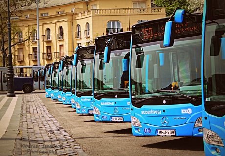 2013-ban 150 buszt szervezett ki alvállalkozónak a BKK. A VT-Arriva 150 vadonatúj Mercedes buszt járat azóta is a főváros útjain. A kép hátterében látszik: volt honnan fejlődni
