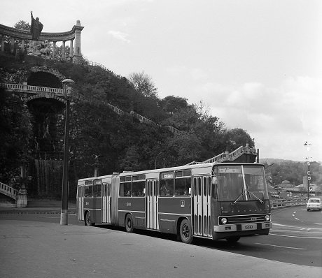 7-es busz az Erzsébet híd budai hídfőjénél 1975-ben. A maguk korában modern 200-as sorozatú Ikarusok gyakorlatilag forradalmasították a budapesti buszközlekedést. Mára ugyan elavultak, de bátran kijelenthető: a típus minden idők egyik legjobb városi autóbusza volt