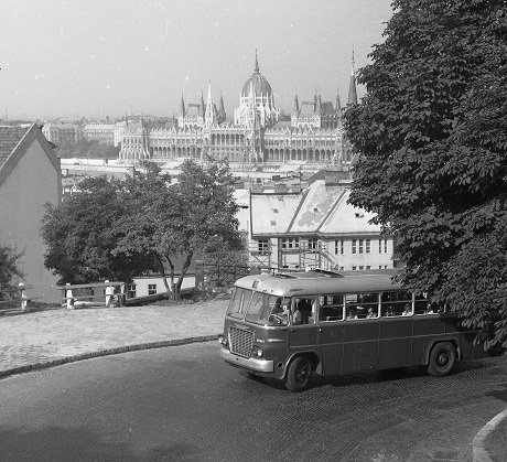 Úton a Várba a 16-os busszal, háttérben a Parlament (1964)