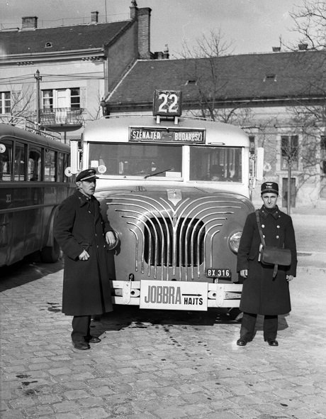 Jobbra hajts! - figyelmeztet a tábla a Széll Kálmán téren parkoló 22-es busz elején. A kép 1941-ben készült; Magyarországon ebben az évben vezették be a jobboldali közlekedést 