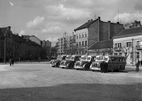 A Széll Kálmán tér egy része már 1941-ben is buszparkoló volt. Reméljük, a mostani felújítás végére ennél értékesebb funkciókat kap az egykori Moszkva tér