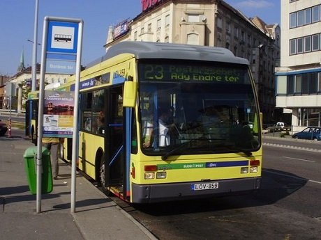 Az elmúlt években a BKV egyre több használt buszt vásárol; ez ugyan nem helyettesíti az új buszok beszerzését, de gazdaságosabb, mint a 20-30 éves, korszerűtlen járművek felújítása. Az első nagyobb flottabeszerzés 2008-ban volt, amikor a BKV 38 darab csuklós Van Hool buszt vett a belga fővárostól. A (nekünk) új buszok évekig kétféle(!) brüsszeli színekben közlekedtek és csakhamar borzalmas állapotba kerültek. 
