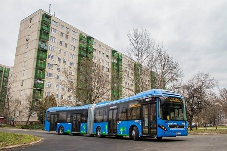 Március elsejétől 28 darab hibrid Volvo busz közlekedik Budapesten. Ennyi csuklós hibrid busz nincs máshol Európában. Ez már itt a jövő