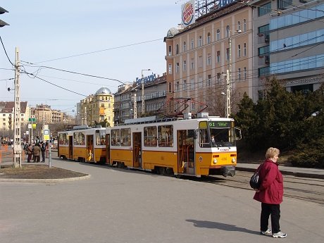 Retró: az akkor még a Móriczig közlekedő 61-es villamos az akkor még Moszkvának nevezett téren 2005-ben (Fotó: Wikipedia)