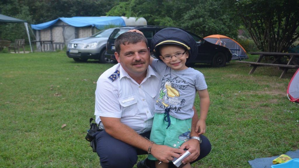 Kocsis Ferenc rendőr törzszászlós a kisfiúval. Fotó: police.hu