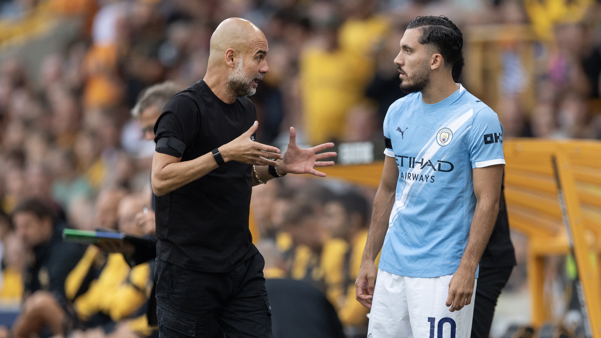 Pep Guardiola, a Manchester City vezetőedzője és a csapat játékosa, Rayan Cherki.