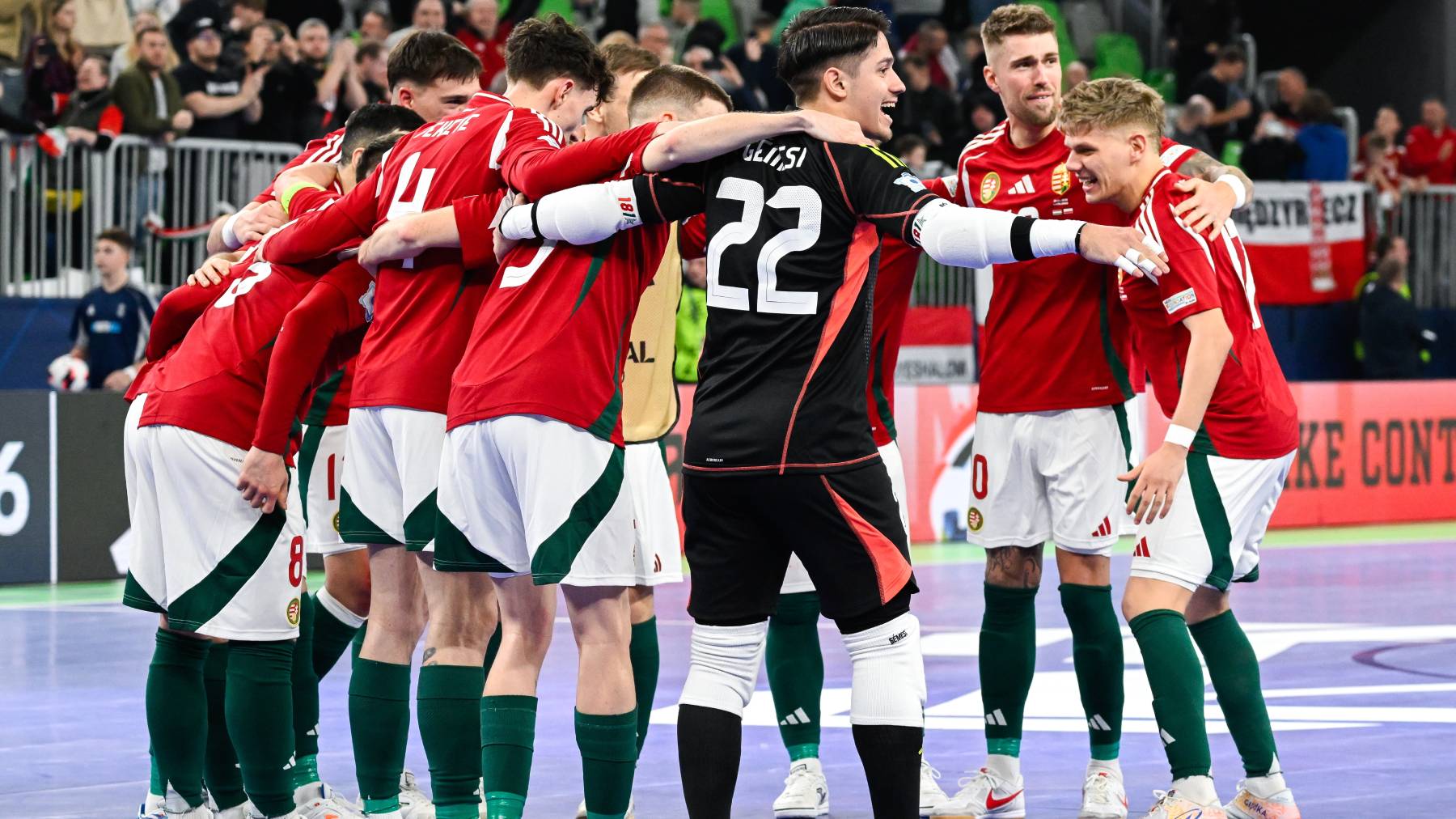 Ljubljana, 2026. január 24. A magyar csapat ünnepli győzelmét a férfi futsal Európa-bajnokság D csoportjának első fordulójában játszott Magyarország - Lengyelország mérkőzés végén a ljubljanai Stozice Arenában 2026. január 24-én. A magyar válogatott első mérkőzésén 4-2-re legyőzte Lengyelországot.