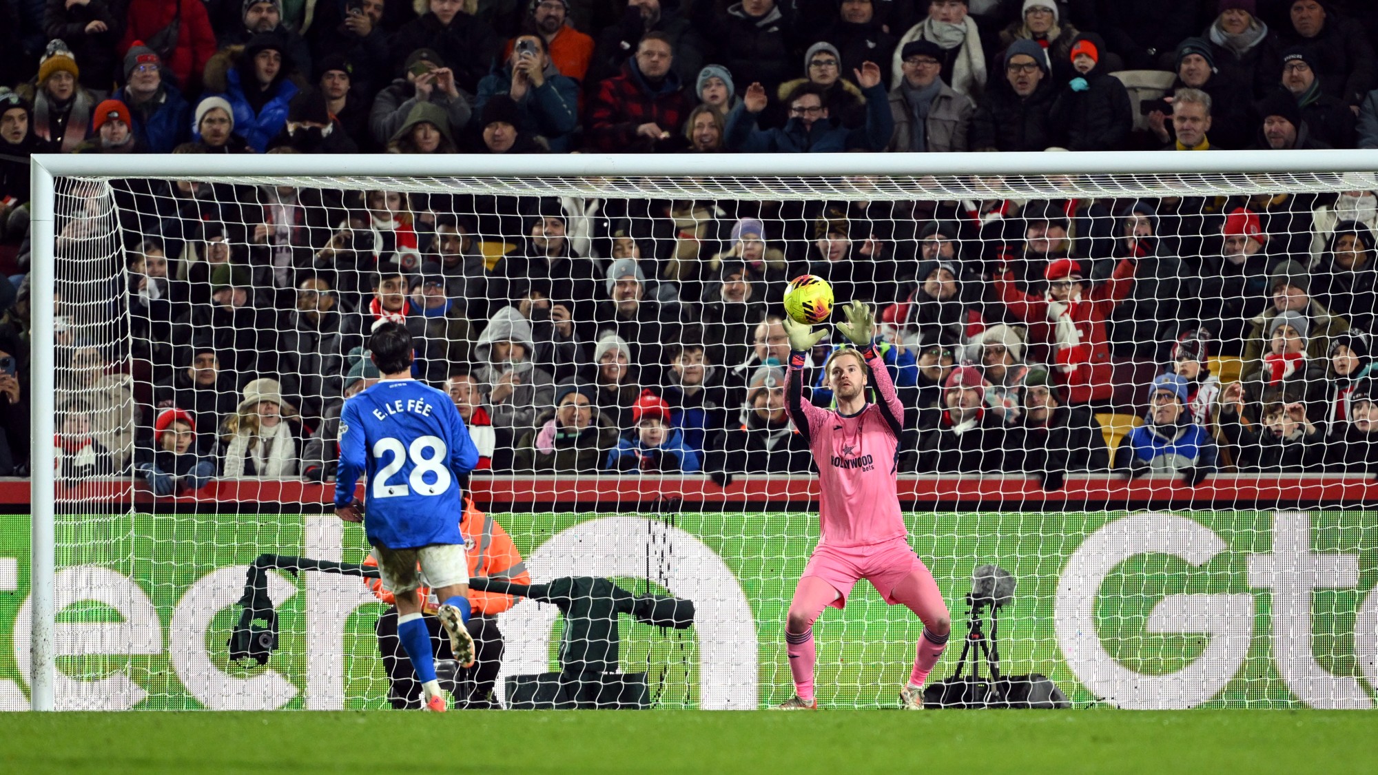 Caoimhin Kelleher védi a tizenegyest a Brentford és a Sunderland bajnokiján.