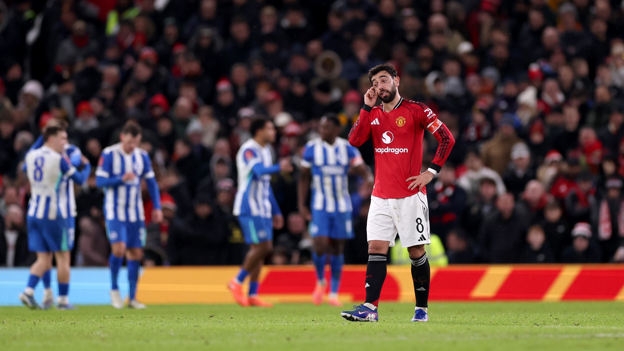 Bruno Fernandes fogja a fejét a Manchester United és a Brighton FA Kupa-meccsén.