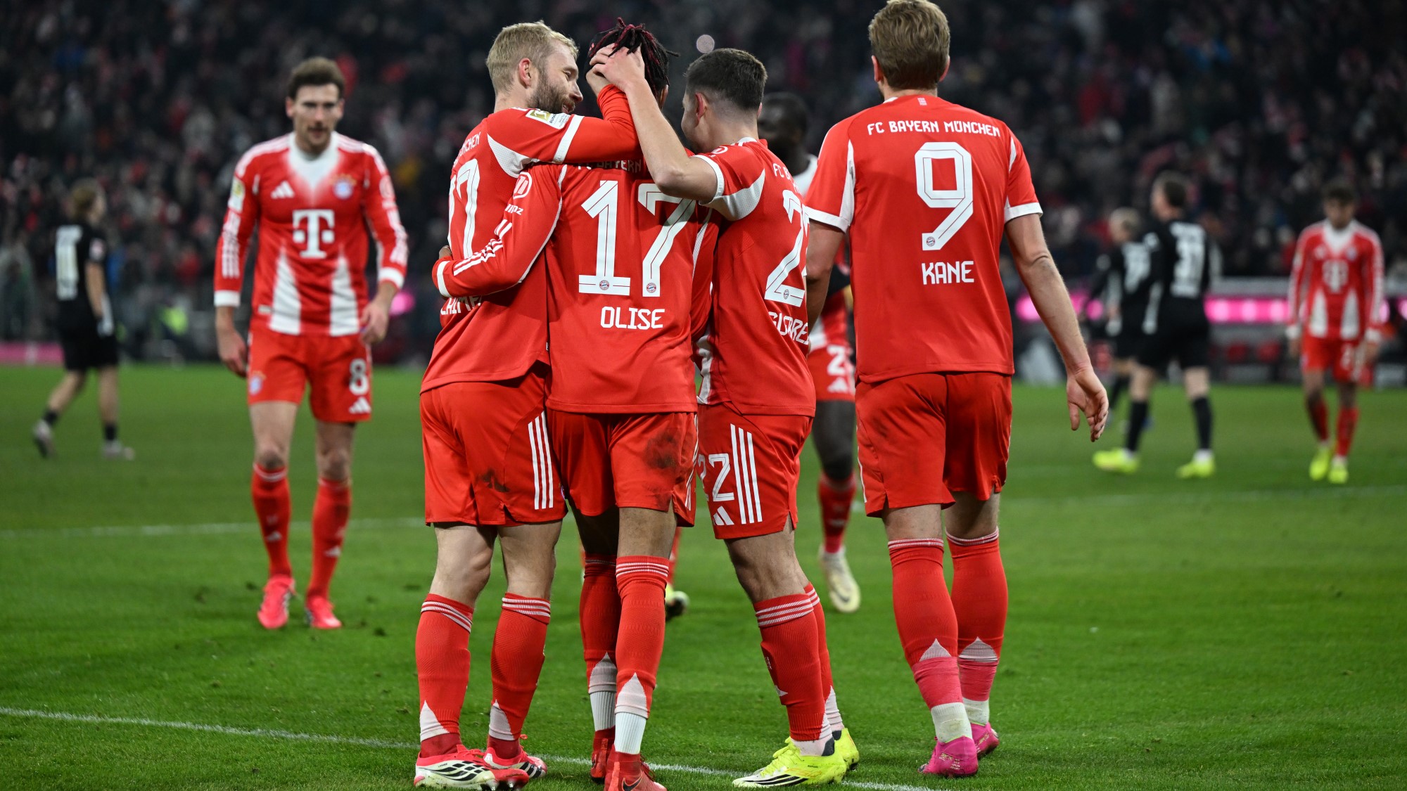 Michael Olisét ünneplik a Bayern München játékosai a Wolfsburg ellen.