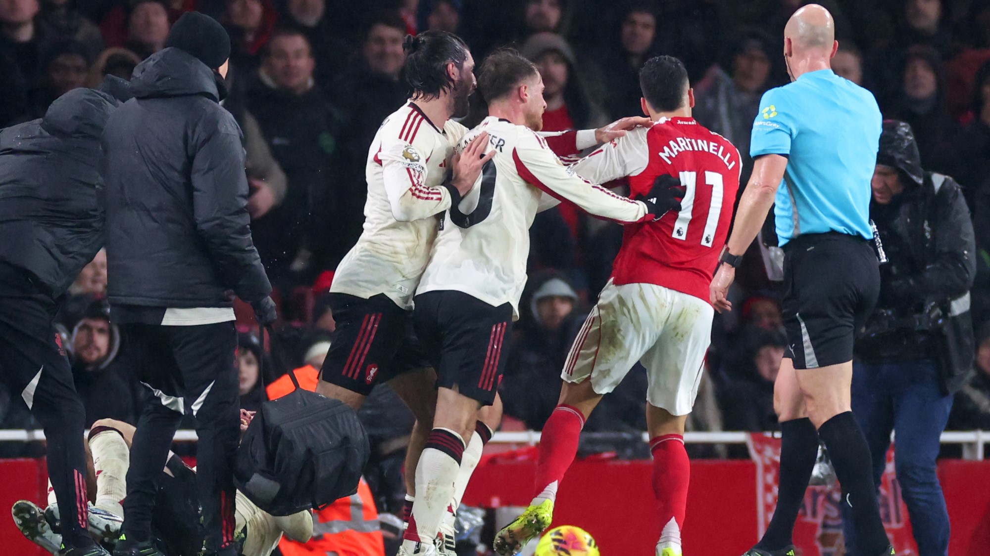 Szoboszlai Dominik löki el Gabriel Martinellit az Arsenal és a Liverpool mérkőzésének végén.