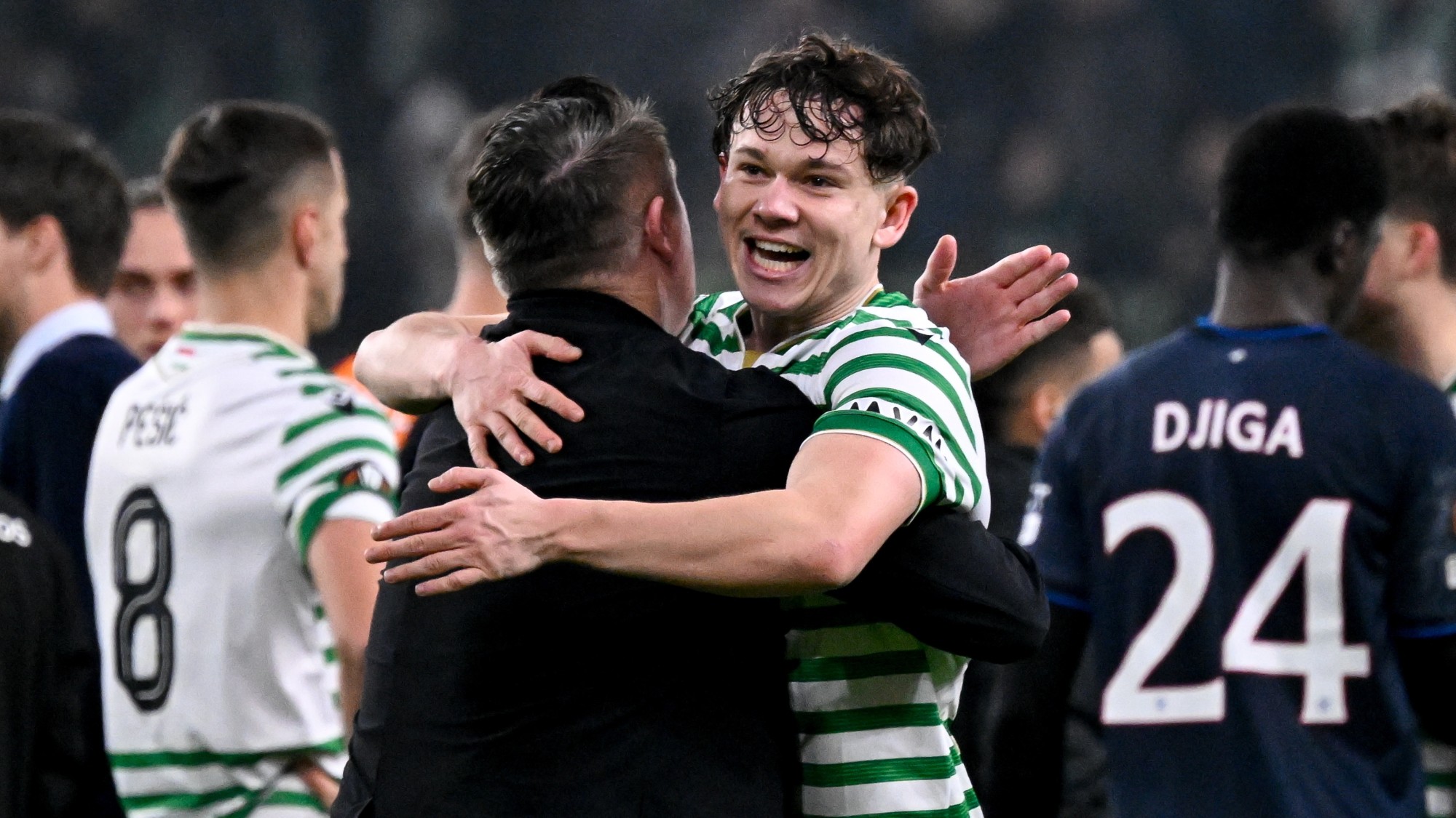 Robbie Keane, a Ferencváros ír vezetőedzője (b) és Tóth Alex a labdarúgó Európa-liga alapszakaszának 6. fordulójában játszott Ferencvárosi TC - Glasgow Rangers mérkőzés után a Groupama Arénában 2025. december 11-én. A Ferencváros 2-1-re győzött.