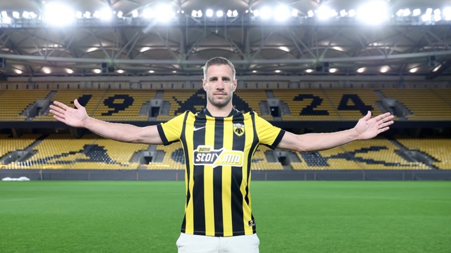 Varga Barnabás az AEK Athén mezében.