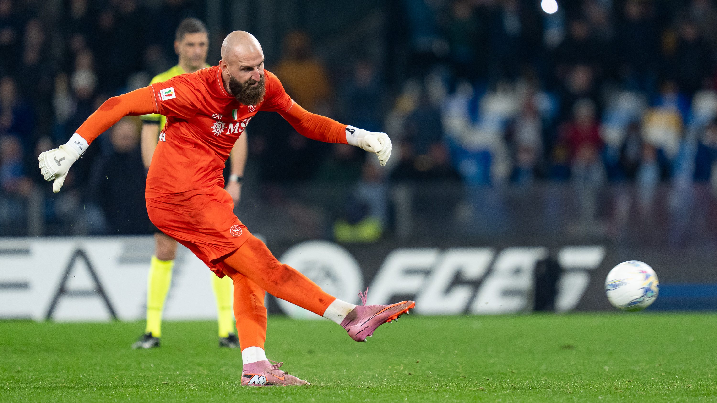 Vanja Milinkovic-Savic tizenegyest rúg.