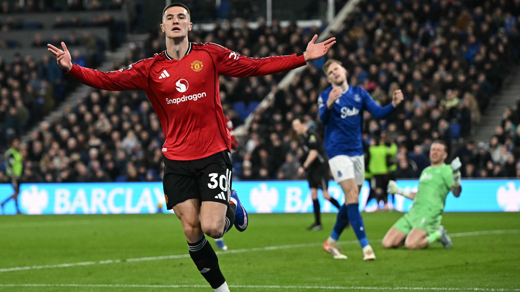 Benjamin Sesko, a Manchester United szlovén játékosa, miután gólt szerzett az Everton elleni angol bajnokin.