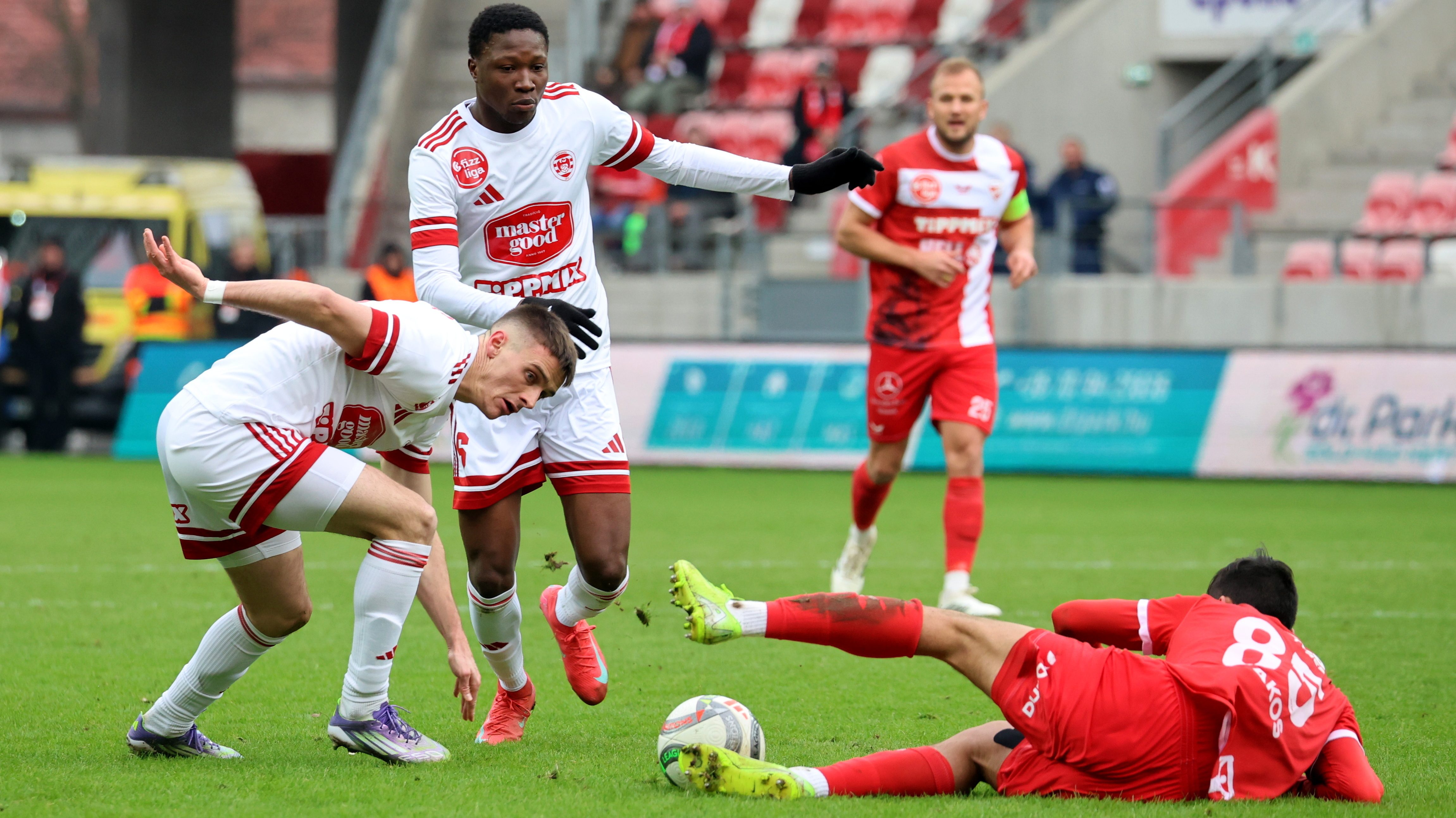 Szakos Bence, a Diósgyõr (j), és Bogdan Melnyk (b), valamint Ridwan Popoola (b2)