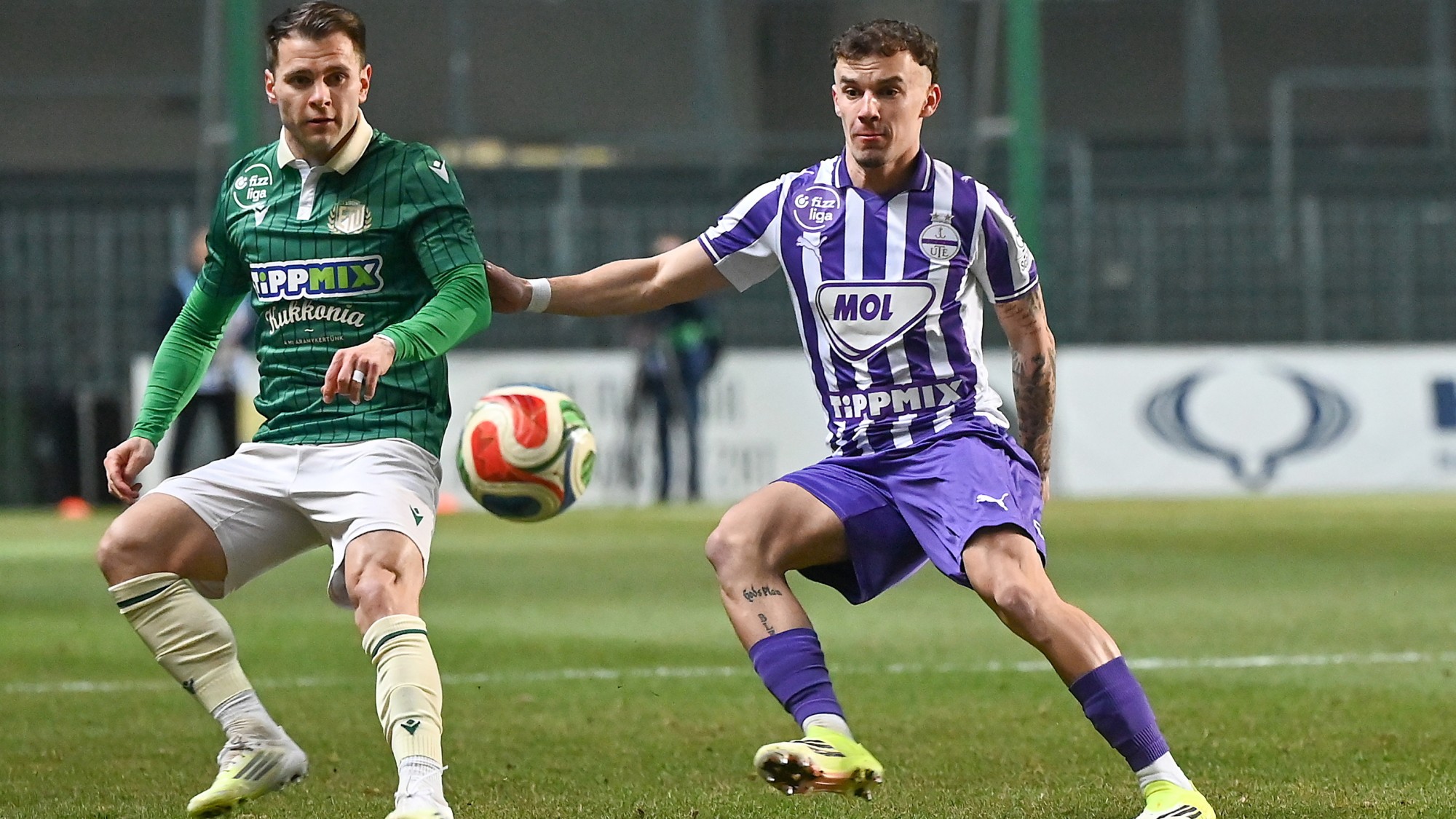 Claudiu-Vasile Bumba, a Győr (b) és Bodnár Gergő, az Újpest játékosa a labdarúgó Fizz Liga 24. fordulójában játszott ETO FC - Újpest FC mérkőzésen a győri ETO Stadionban 2026. február 28-án.