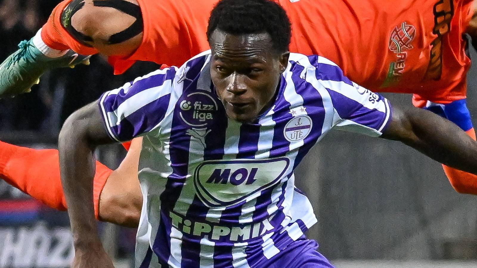 Budapest, 2025. szeptember 26. Gleofilo Vlijter (b), az Újpest és Evangelou Stafanos, a Nyíregyháza játékosa a Labdarúgó Fizz Liga 8. fordulójában játszott Újpest FC - Nyíregyháza Spartacus FC mérkőzésen a Szusza Ferenc Stadionban 2025. szeptember 26-án. MTI/Illyés Tibor