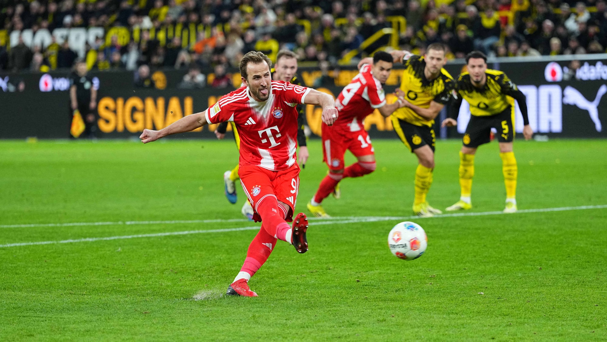 Harry Kane, miközben tizenegyesből gólt szerez a Dortmund és a Bayern rangadóján.