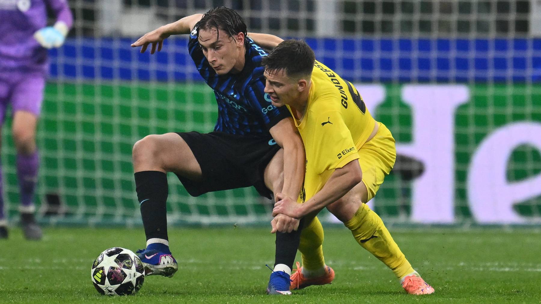 Francesco Pio Esposito of F.C. Inter and Jostein Gundersen of FK Bodo Glimt are in action during the UEFA Champions League 2025/26 League Knockout Play-off Second Leg match between F.C. Inter and FK Bodo/Glimt at the San Siro Stadium in Milan, Italy, on February 24, 2026. (Photo by Domenico Cippitelli/NurPhoto)