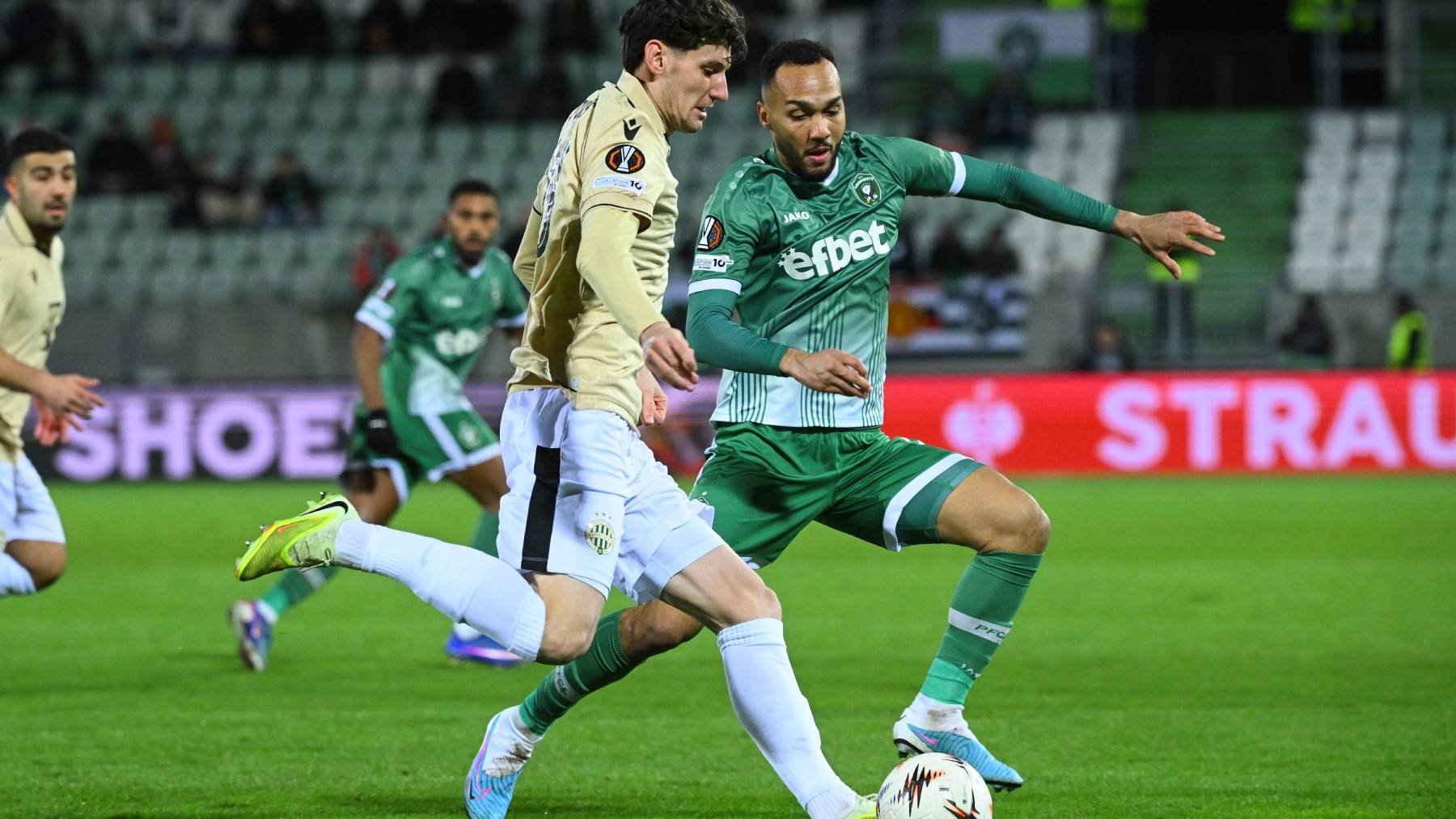 Razgrad, 2026. február 19. Ötvös Bence, a Ferencváros (b) és Vinícius Nogueira, a bolgár Ludogorec játékosa a labdarúgó Európa-liga nyolcaddöntőjébe jutásért játszott PFK Ludogorec Razgrad - Ferencvárosi TC mérkőzésen a razgradi Ludogorec Arénában 2026. február 19-én. MTI/