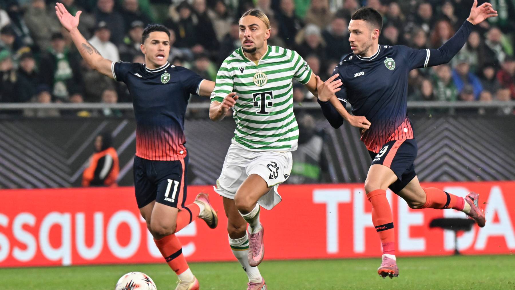 Budapest, 2025. november 6. Cebrails Makreckis, a Ferencváros (k), valamint Caio Vidal (b) és Sztaniszlav Ivanov (j), a Ludogorec játékosa a labdarúgó Európa-liga alapszakaszának 4. fordulójában játszott Ferencvárosi TC - Ludogorec mérkőzésen a Groupama Arénában 2025. november 6-án. A Ferencváros 3-1-re győzött. MTI/Illyés Tibor