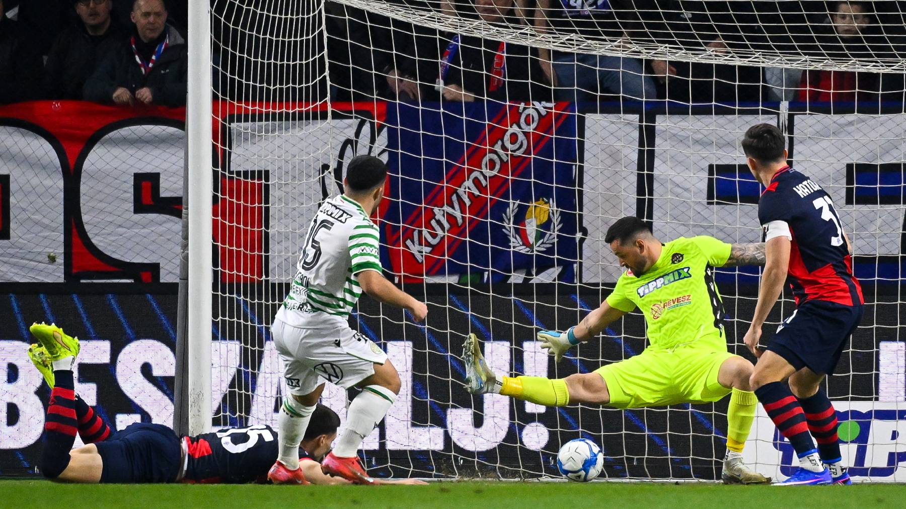 Nyíregyháza, 2026. március 8. Mohammed Abu Fani, a Ferencváros játékosa (b2) gólt szerez Kovács Dániel, a Nyíregyháza kapusa (j2) mellett a Fizz Liga 25. fordulójában játszott Nyíregyháza Spartacus FC - Ferencvárosi TC mérkőzésen a nyíregyházi városi stadionban 2026. március 8-án. MTI/Czeglédi Zsolt