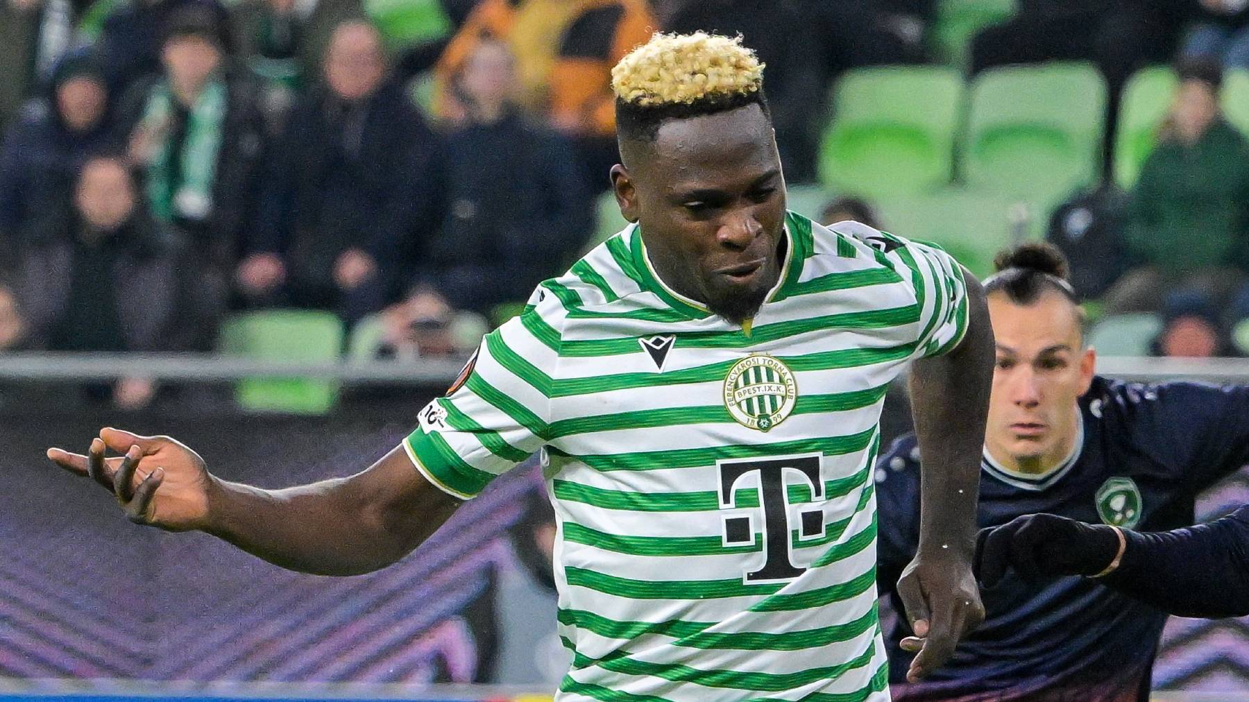 Budapest, 2026. február 26. Bamidele Yusuf, a Ferencváros (b) és Idán Nahmiász, a bolgár Ludogorec játékosa a labdarúgó Európa-liga nyolcaddöntőjébe jutásért játszott Ferencvárosi TC - PFK Ludogorec Razgrad visszavágó mérkőzésen a Groupama Arénában 2026. február 26-án. MTI/Szigetváry Zsolt