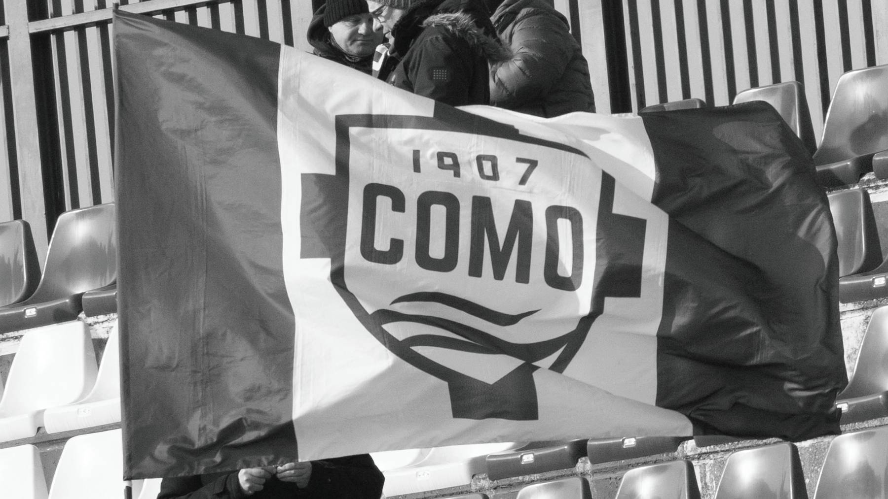A Como flag is seen at Sinigallia Stadium during the Serie A match between Como 1907 and Atalanta BC in Como, Italy, on February 1, 2026, at Giuseppe Sinigallia Stadium (Photo by Mairo Cinquetti/NurPhoto).